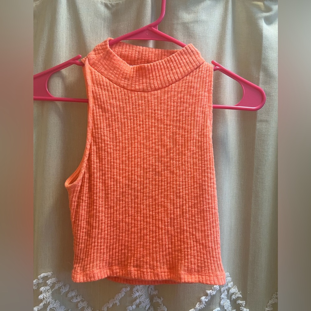 ⭐️4/$20 bundle item!!⭐️Coral Sleeveless Crop Top